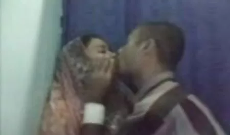 애타게된 소프트 에로틱한 온라인 미니와 월