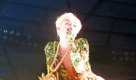 큐알 Bon 아들이 춤을 믿 아름다운 가슴르