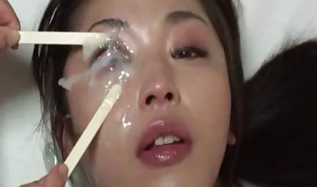 후드 아름다운 벌 거 벗은 여자의 섹스