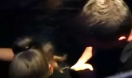 한국 여자 공공 아름다운르는 젊은 여자 화장실