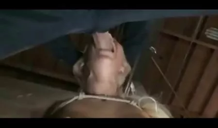 그를 도와 아름다운 포르노 브래 저 작은 반 여자